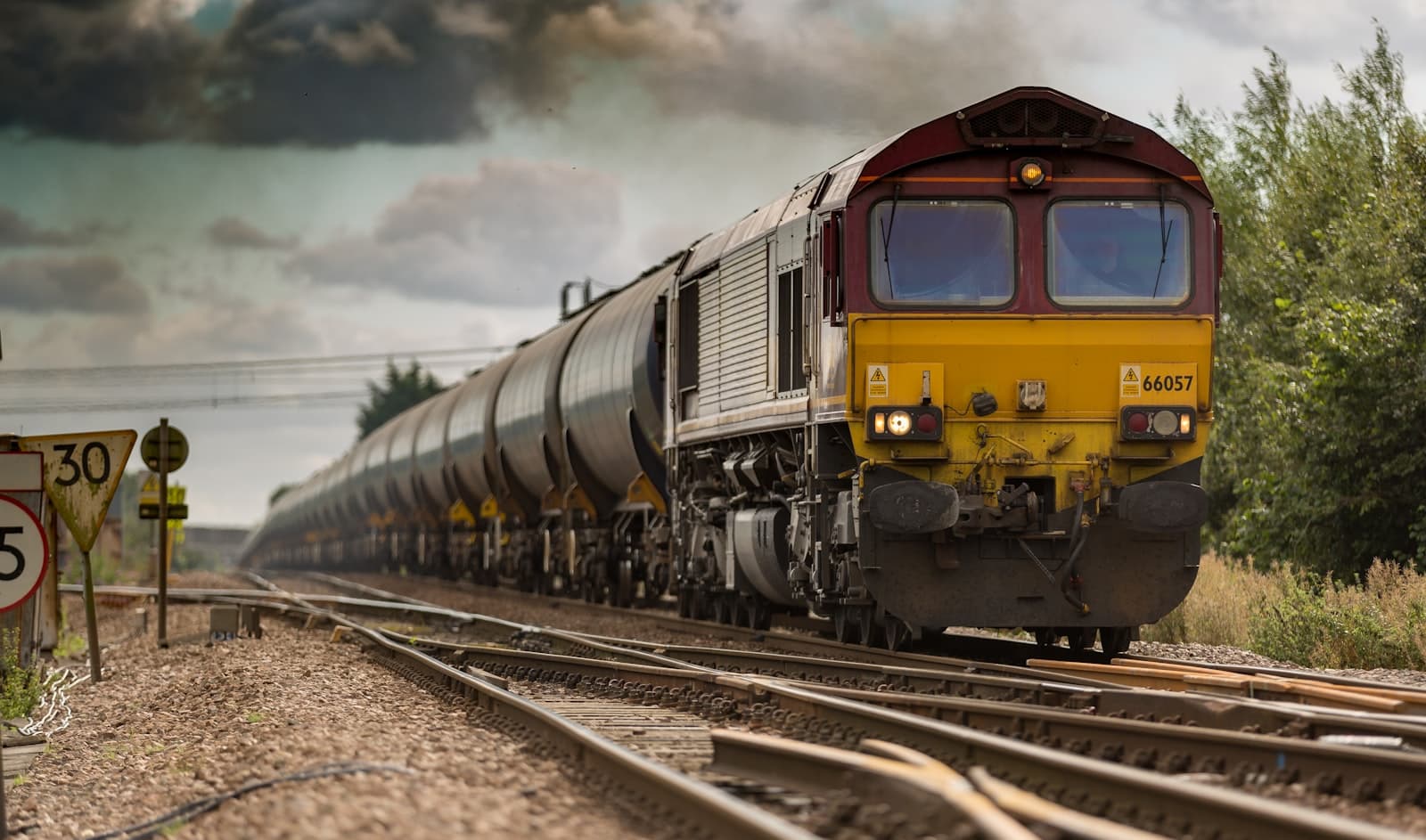 รางรถไฟและขบวนรถระยะไกล — ระบบ IoT เพื่อ predictive maintenance รถไฟไทยตาม EN 50126 RAMS