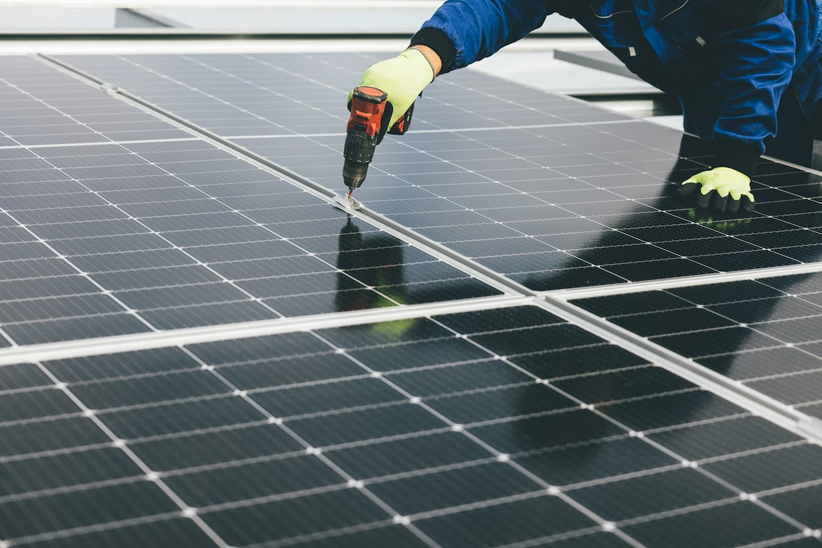 PV Module Tier 1 brand panels เปรียบเทียบกับ Tier 2 บนหลังคาโรงงานในไทย
