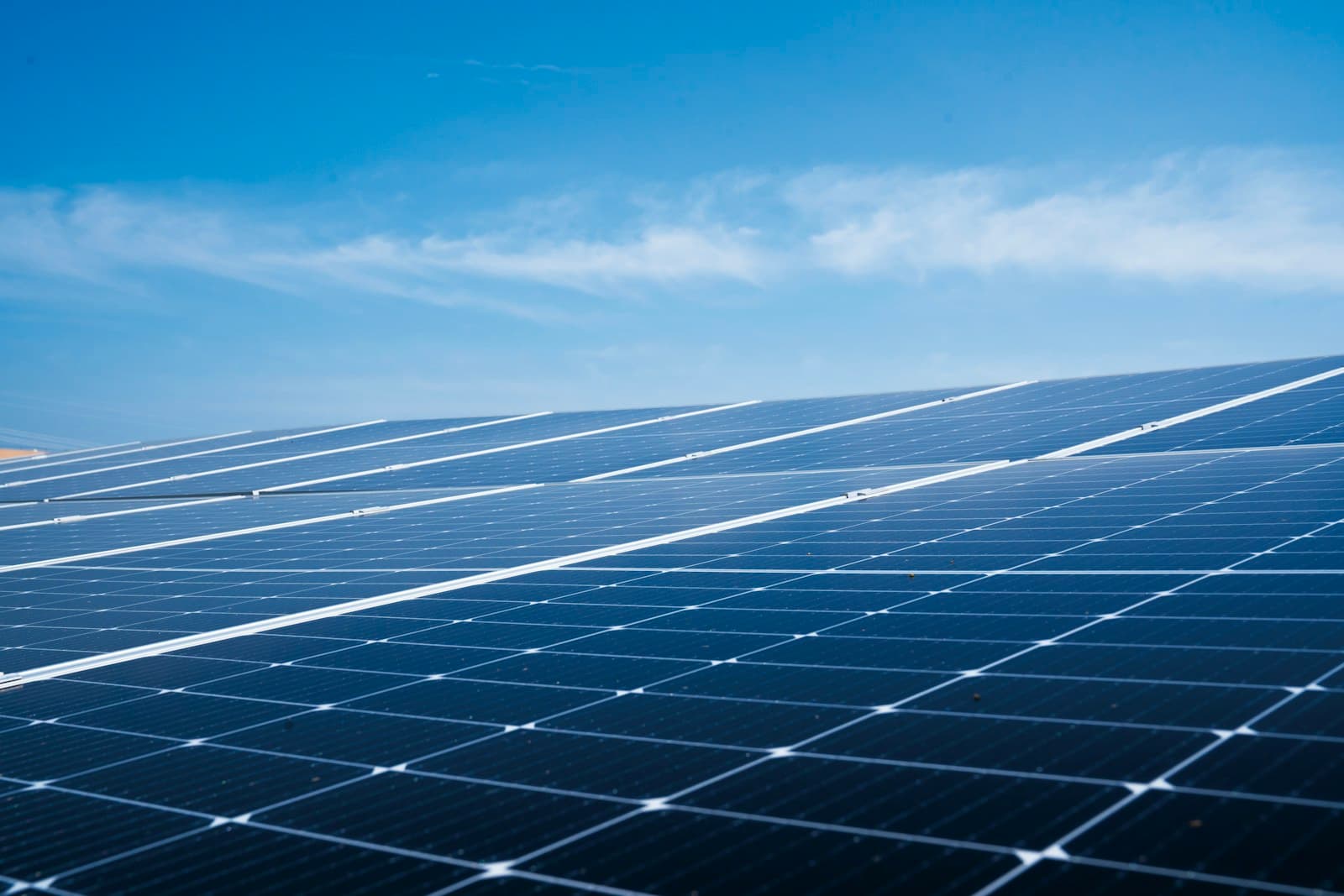 โครงสร้างลานจอดรถติดแผงโซลาร์ (solar carport) สำหรับอาคารพาณิชย์และโรงงานในไทย